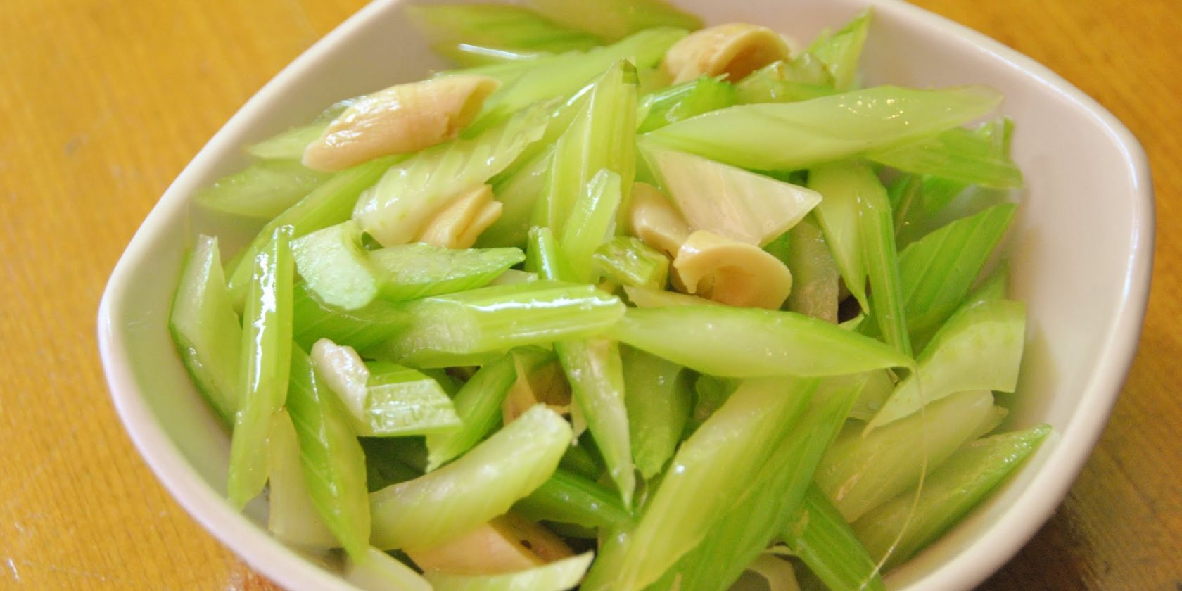 A14. 西芹拌扁尖笋	Celery and Baby bamboo mixed in Sesame Oil
